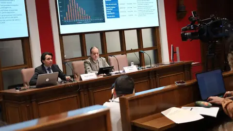 Las inversiones crearán 50.000 empleos solo en 2028 en Aragón El autor del informe, Óscar Lobera, y el secretario de la Fundación, José Miguel Sánchez