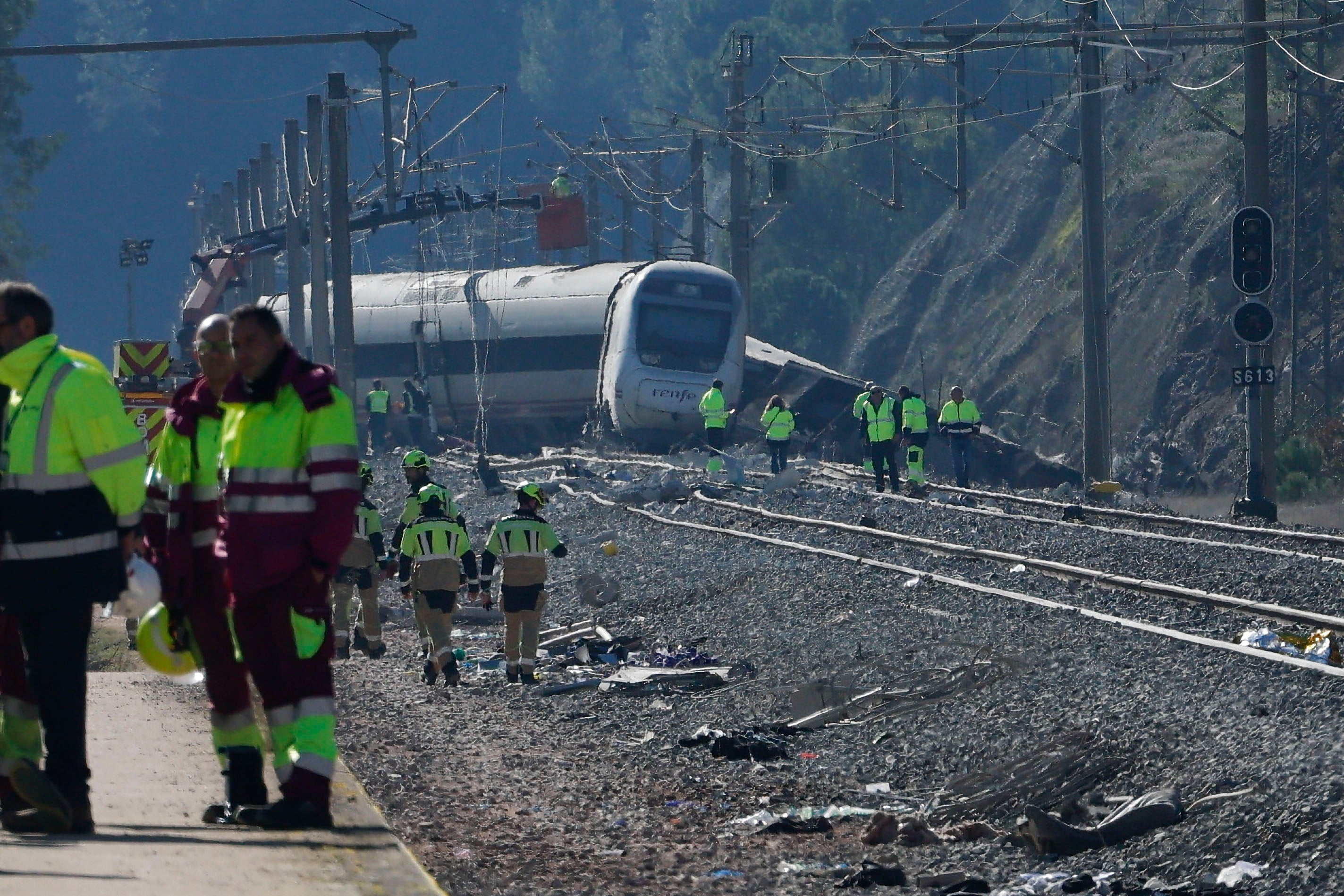 El primer guardia civil que llegó al Alvia una hora después del choque: "No había nadie. Estaban solos" El primer guardia civil que llegó al Alvia una hora después del choque: "No había nadie. Estaban solos"