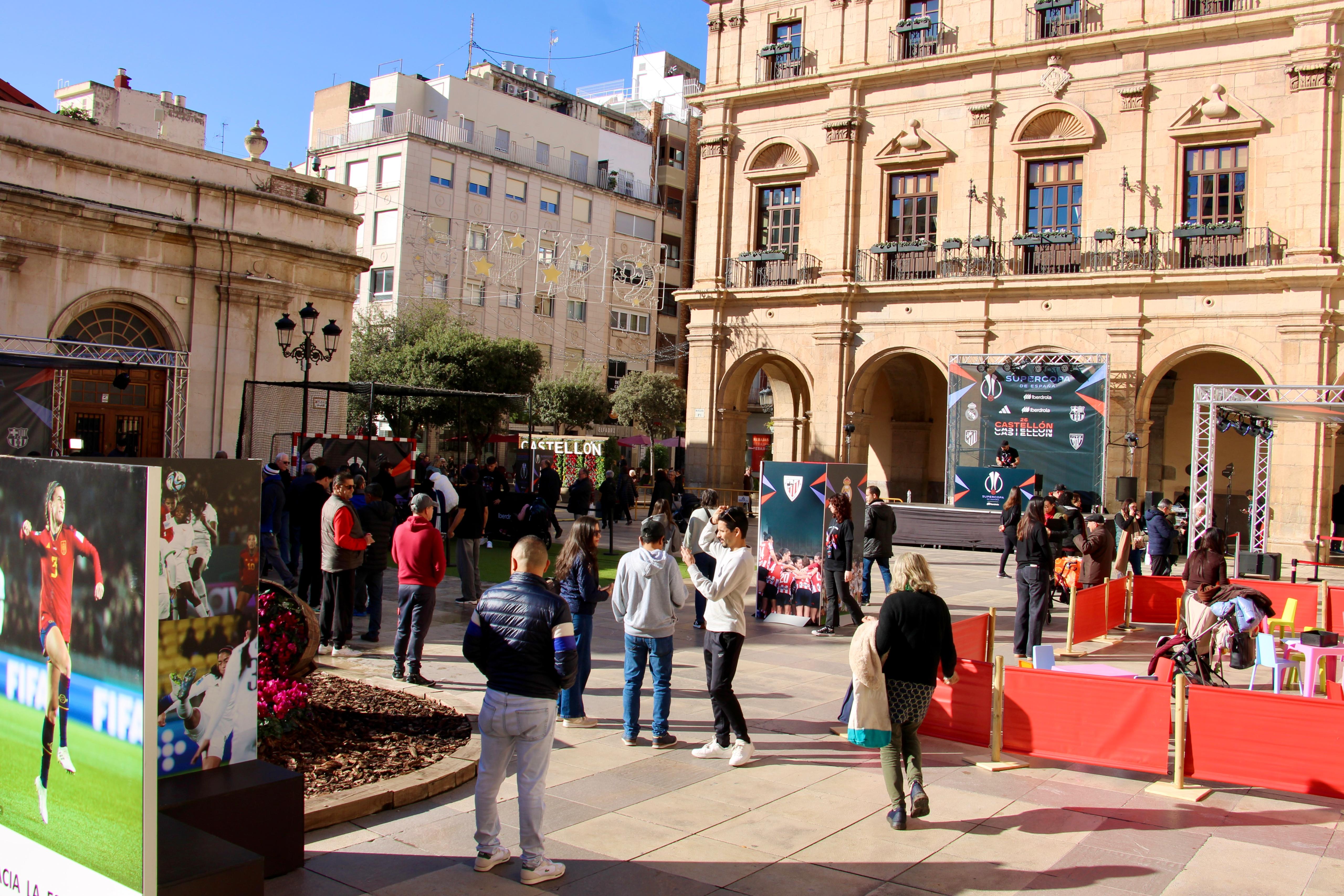 La Plaza Mayor de Castellón se llena de público en la Fan Zone de la Supercopa de España La Plaza Mayor de Castellón se llena de público en la Fan Zone de la Supercopa de España