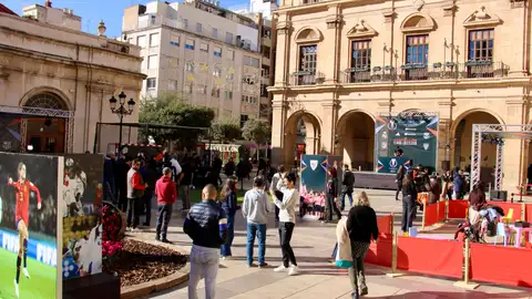 La Plaza Mayor de Castellón se llena de público en la Fan Zone de la Supercopa de España La Plaza Mayor de Castellón se llena de público en la Fan Zone de la Supercopa de España