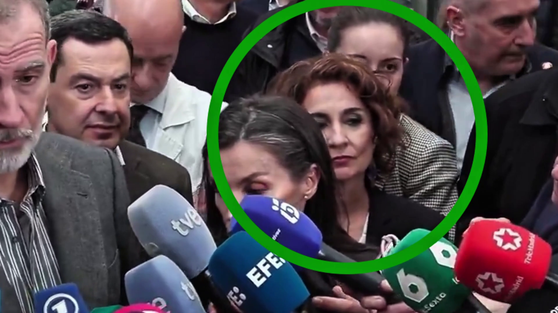 La criticada maniobra de María Jesús Montero para aparecer junto a los Reyes en Adamuz La criticada maniobra de María Jesús Montero para aparecer junto a los Reyes en Adamuz