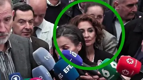 La criticada maniobra de María Jesús Montero para aparecer junto a los Reyes en Adamuz La criticada maniobra de María Jesús Montero para aparecer junto a los Reyes en Adamuz