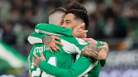Aitor Ruibal y Chimy Ávila celebran un gol del Betis. Aitor Ruibal y Chimy Ávila celebran un gol del Betis.