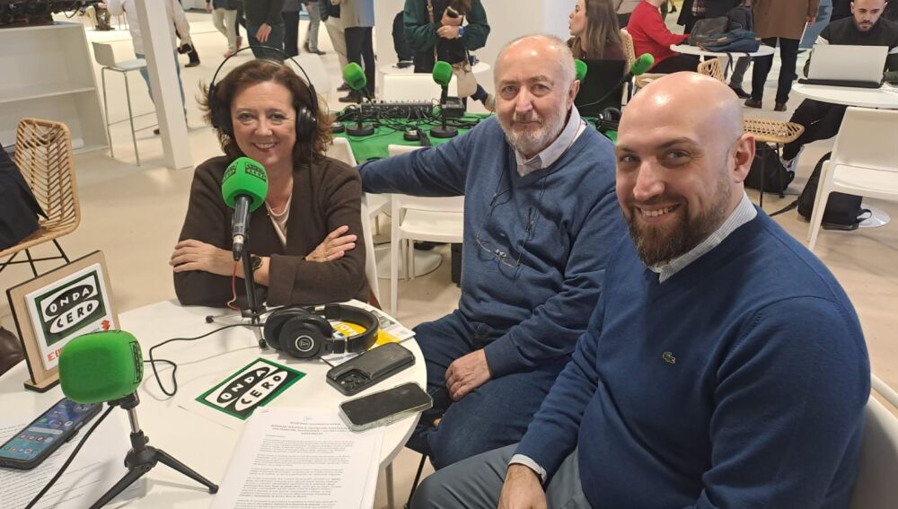 La alcaldesa de Almoradí, María Gómez, junto a los concejales de Turismo y Fiestas, José Antonio Latorre y José María Pertusa respectivamente, en el set de Onda Cero en FITUR