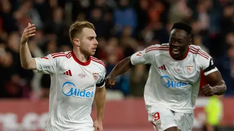 Los jugadores del Sevilla, Peque Fernández (i) y el nigeriano Akor Adams, celebran el primer gol del equipo sevillista durante el encuentro correspondiente a la jornada 21 de Laliga EA Sports que disputaron Sevilla y Athletic Club en el estadio Sánchez Pizjuán de Sevilla Los jugadores del Sevilla, Peque Fernández (i) y el nigeriano Akor Adams, celebran el primer gol del equipo sevillista durante el encuentro correspondiente a la jornada 21 de Laliga EA Sports que disputaron Sevilla y Athletic Club en el estadio Sánchez Pizjuán de Sevilla