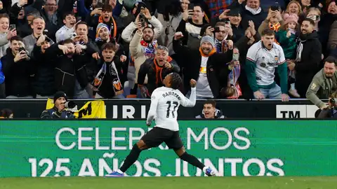 Largie Ramazan celebra su gol ante el Espanyol con el Valencia CF Largie Ramazan celebra su gol ante el Espanyol con el Valencia CF