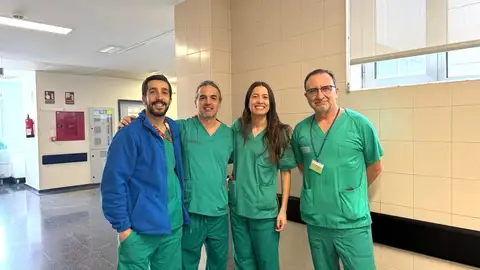Profesionales del hospital de Elda que han participado en la implantación de la nueva técnica para tratar pacientes con trastornos del control urinario e intestinal. Profesionales del hospital de Elda que han participado en la implantación de la nueva técnica para tratar pacientes con trastornos del control urinario e intestinal.