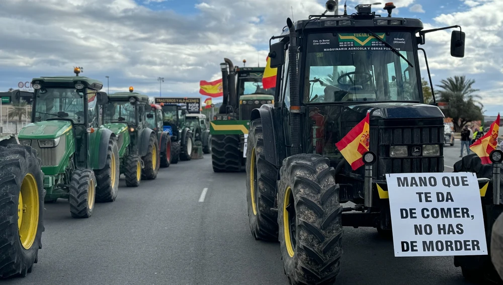 Imagen de archivo de una tractorada en la provincia de Alicante. Imagen de archivo de una tractorada en la provincia de Alicante.