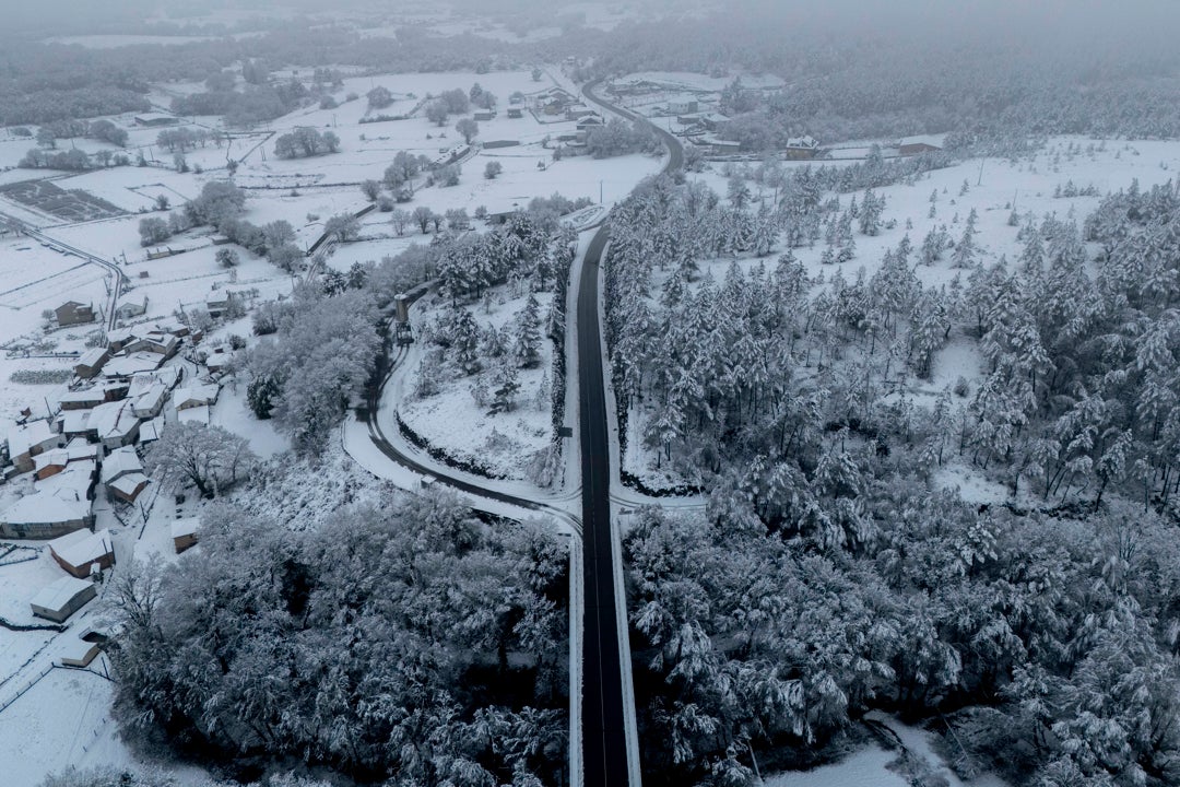El temporal de hielo y nieve afecta más de 80 carreteras: consulta las principales vías afectadas El temporal de hielo y nieve afecta más de 80 carreteras: consulta las principales vías afectadas
