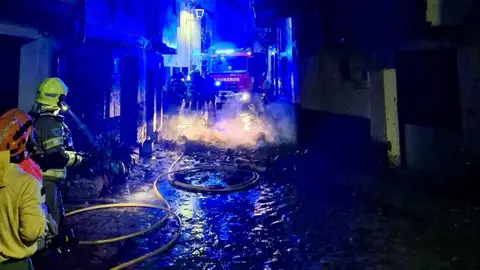 Un incendio en Villanueva de la Vera deja importantes daños materiales en dos viviendas Un incendio en Villanueva de la Vera deja importantes daños materiales en dos viviendas