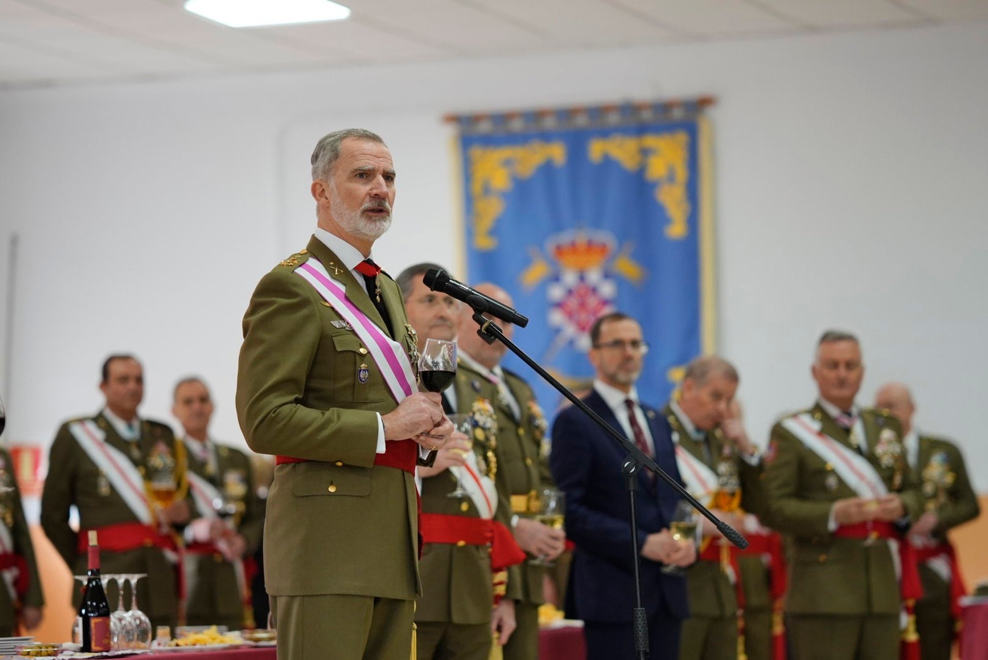 Felipe VI agradece a los "soldados vocacionales" su compromiso y entrega a España y a la bandera "que nos une a todos" Felipe VI agradece a los "soldados vocacionales" su compromiso y entrega a España y a la bandera "que nos une a todos"
