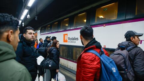 Viajeros cogen un tren en la Estaci&oacute;n de Sants, a 26 de enero de 2026, en Barcelona, Catalunya/ Kike Rinc&oacute;n / Europa Press