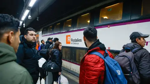 Viajeros cogen un tren en la Estación de Sants, a 26 de enero de 2026, en Barcelona, Catalunya Viajeros cogen un tren en la Estación de Sants, a 26 de enero de 2026, en Barcelona, Catalunya/ Kike Rincón / Europa Press