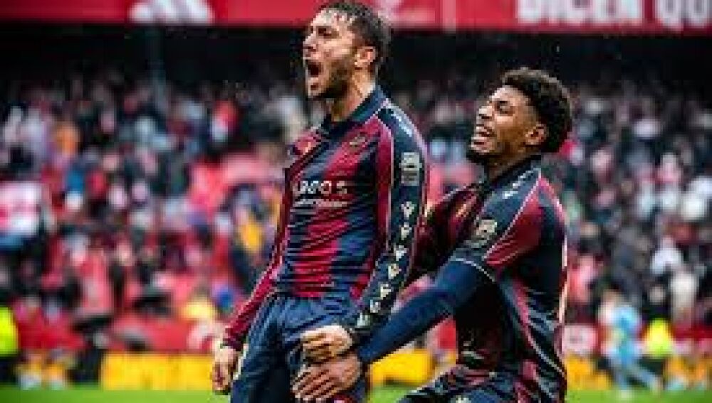 Iker Losada celebra un gol con el Levante UD