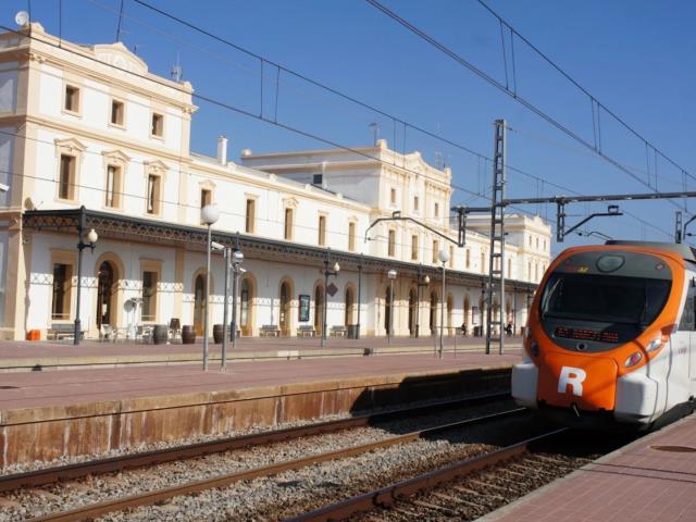 Els municipis del Penedès Marítim i els Consells Comarcals del Garraf i el Baix Penedès exigeixen un servei ferroviari digne Els municipis del Penedès Marítim i els Consells Comarcals del Garraf i el Baix Penedès exigeixen un servei ferroviari digne