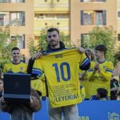 Ayo muestra su agradecimiento a la afición y al Orihuela CF en su despedida 