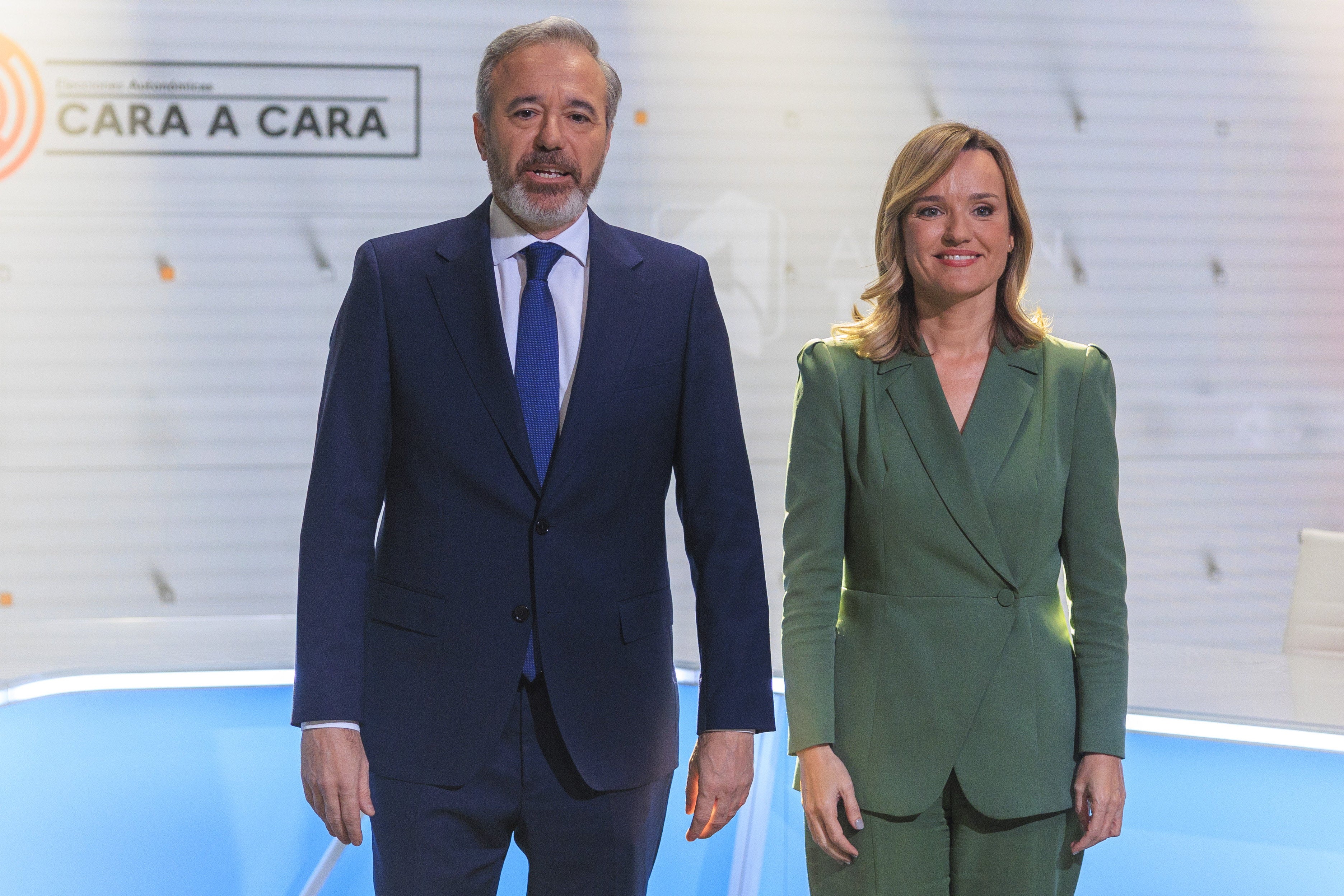 El candidato a la presidencia de Aragón por el PP, Jorge Azcón (i), y la candidata del PSOE, Pilar Alegría (d), posan en el plató de Aragón TV antes de comenzar el debate cara a cara este lunes, en Zaragoza. El candidato a la presidencia de Aragón por el PP, Jorge Azcón (i), y la candidata del PSOE, Pilar Alegría (d), posan en el plató de Aragón TV antes de comenzar el debate cara a cara este lunes, en Zaragoza.