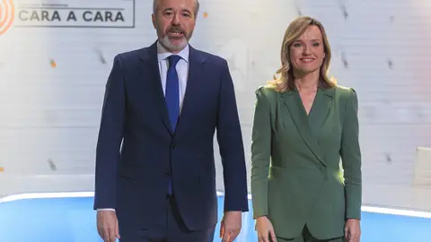El candidato a la presidencia de Aragón por el PP, Jorge Azcón (i), y la candidata del PSOE, Pilar Alegría (d), posan en el plató de Aragón TV antes de comenzar el debate cara a cara este lunes, en Zaragoza. El candidato a la presidencia de Aragón por el PP, Jorge Azcón (i), y la candidata del PSOE, Pilar Alegría (d), posan en el plató de Aragón TV antes de comenzar el debate cara a cara este lunes, en Zaragoza.
