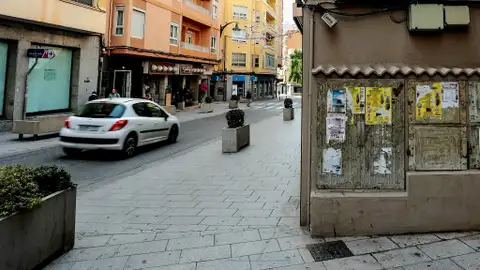 Carteles publicitarios en la fachada de un edificio de Elda. Carteles publicitarios en la fachada de un edificio de Elda.