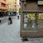 Carteles publicitarios en la fachada de un edificio de Elda. 
