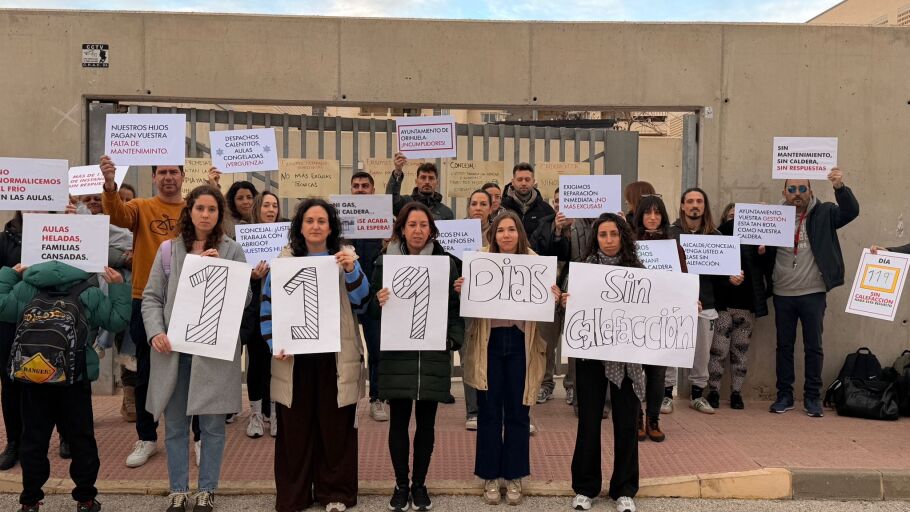 Los padres de alumnos publicarán una fotografía diaria para contabilizar los días que el colegio 'Playas de Orihuela' permanece sin calefacción