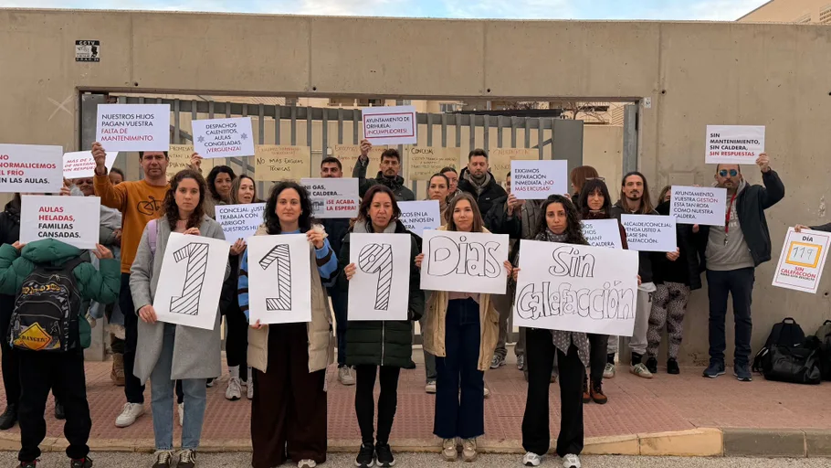 Los padres de alumnos publicarán una fotografía diaria para contabilizar los días que el colegio 'Playas de Orihuela' permanece sin calefacción