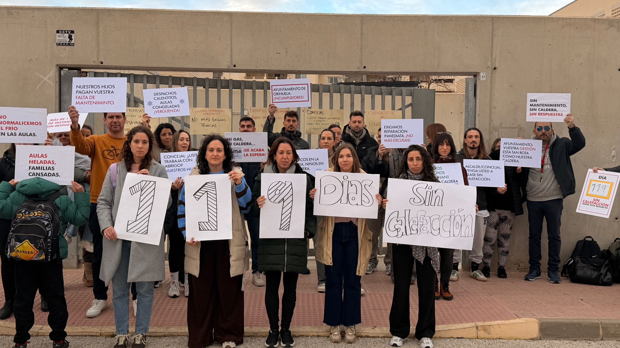 Cuatro meses ya sin calefacción. La comunidad del colegio 'Playas de Orihuela' contabiliza los días que los alumnos soportan el frío Cuatro meses ya sin calefacción. La comunidad del colegio 'Playas de Orihuela' contabiliza los días que los alumnos soportan el frío