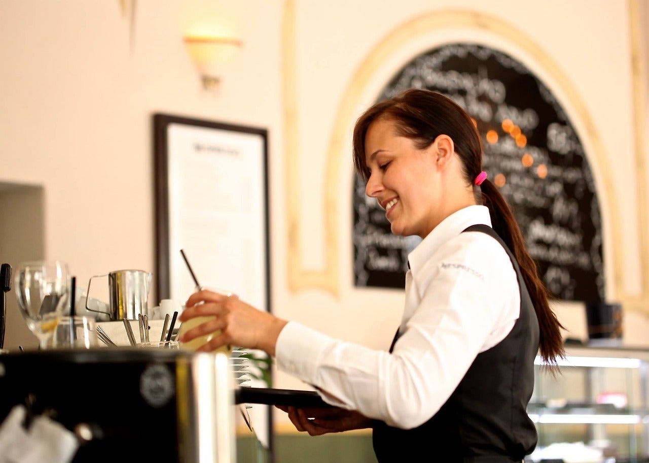 El trabajo de los maître y empleados de sala de un restaurante — Más de uno cover