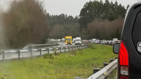 Heridas varias personas, entre ellas dos diputados del PP tras una colisión múltiple en la AP-9, en Oroso Heridas varias personas, entre ellas dos diputados del PP tras una colisión múltiple en la AP-9, en Oroso