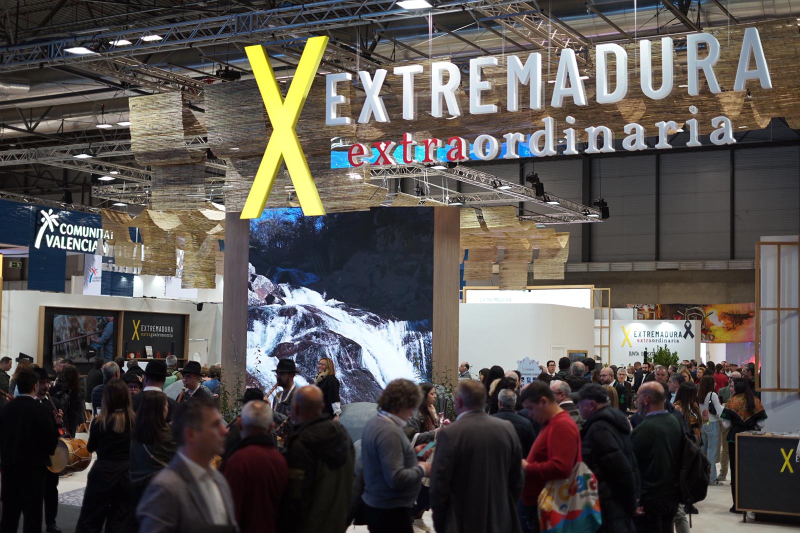 Extremadura registra más de 160.000 visitantes en el stand FITUR este año y más de 8.000 fotografías en su cascada inmersiva Extremadura registra más de 160.000 visitantes en el stand FITUR este año y más de 8.000 fotografías en su cascada inmersiva