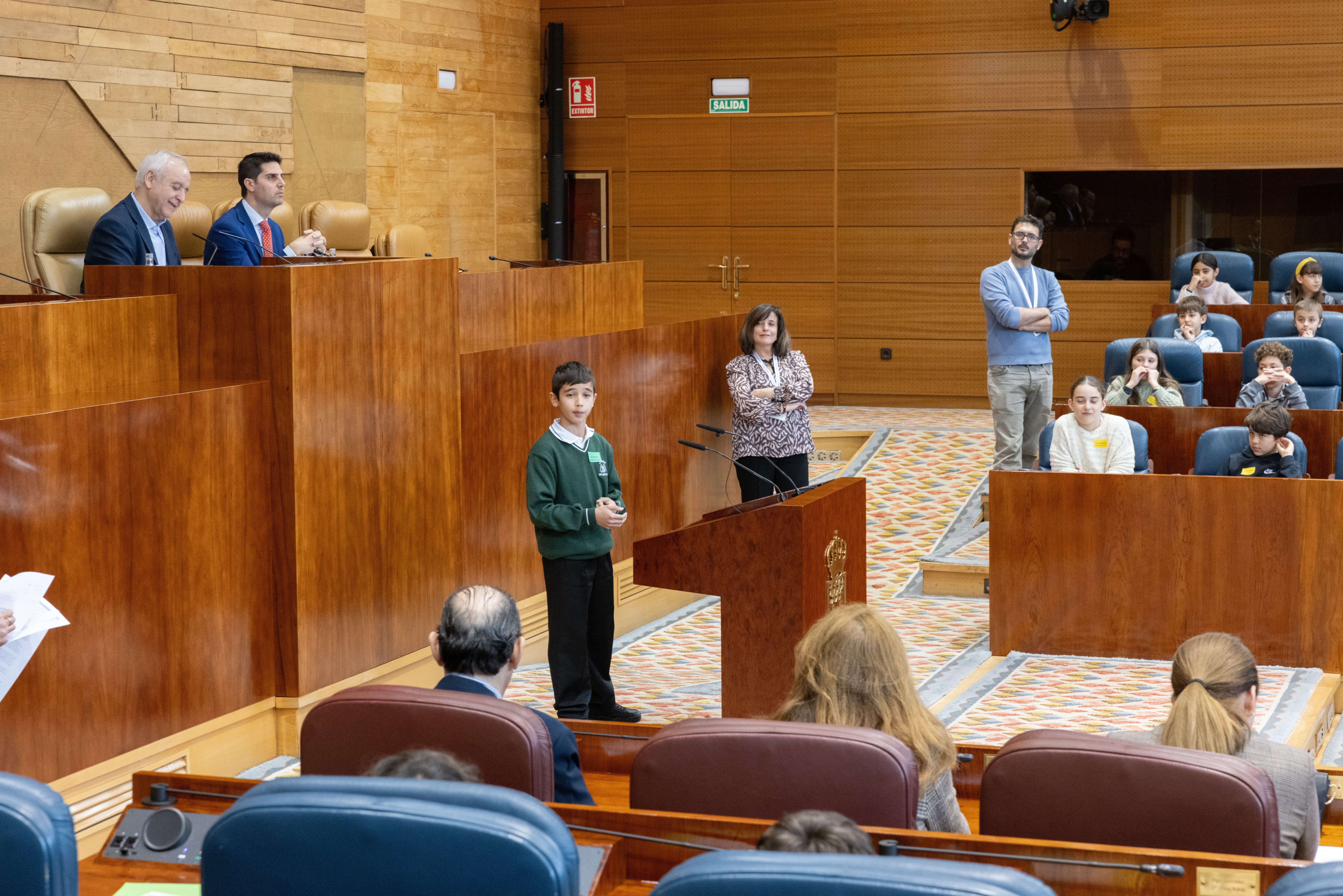 Escolares madrileños se convierten en diputados por un día para debatir sobre convivencia y uso de pantallas Escolares madrileños se convierten en diputados por un día para debatir sobre convivencia y uso de pantallas