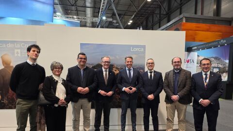 El alcalde de Lorca (centro de imagen) en Fitur 2026