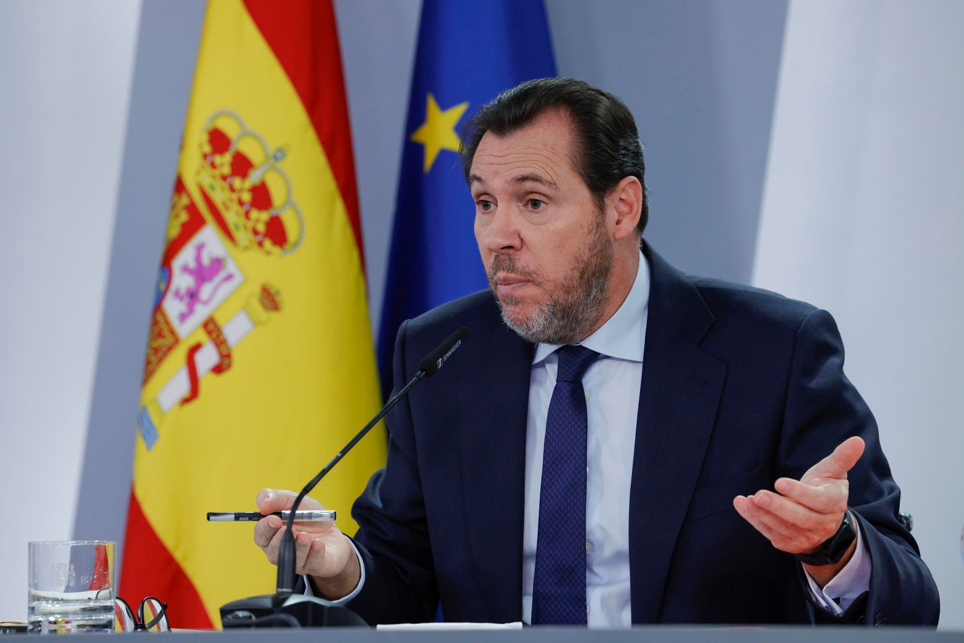 Óscar Puente anuncia ayudas para las víctimas de Adamuz y Gelida y responde a la polémica por la renovación de la vía: "Me produce sorpresa" Óscar Puente anuncia ayudas para las víctimas de Adamuz y Gelida y responde a la polémica por la renovación de la vía: "Me produce sorpresa"