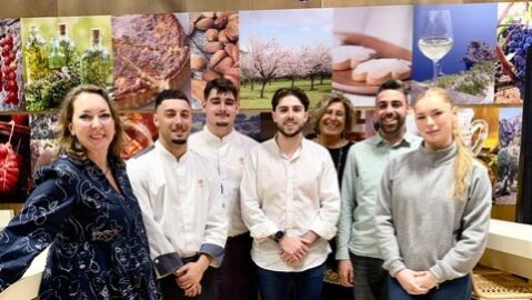 Elka Dimitrova, a la izquierda, junto a alumnos de la Escola d'Hoteleria de les Illes Balears EHIB, en el estand de Baleares de Fitur