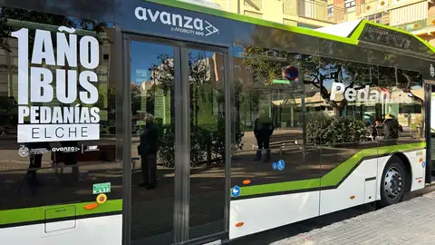Uno de los autobuses del servicio de transporte urbano a las pedanías de Elche. Uno de los autobuses del servicio de transporte urbano a las pedanías de Elche.