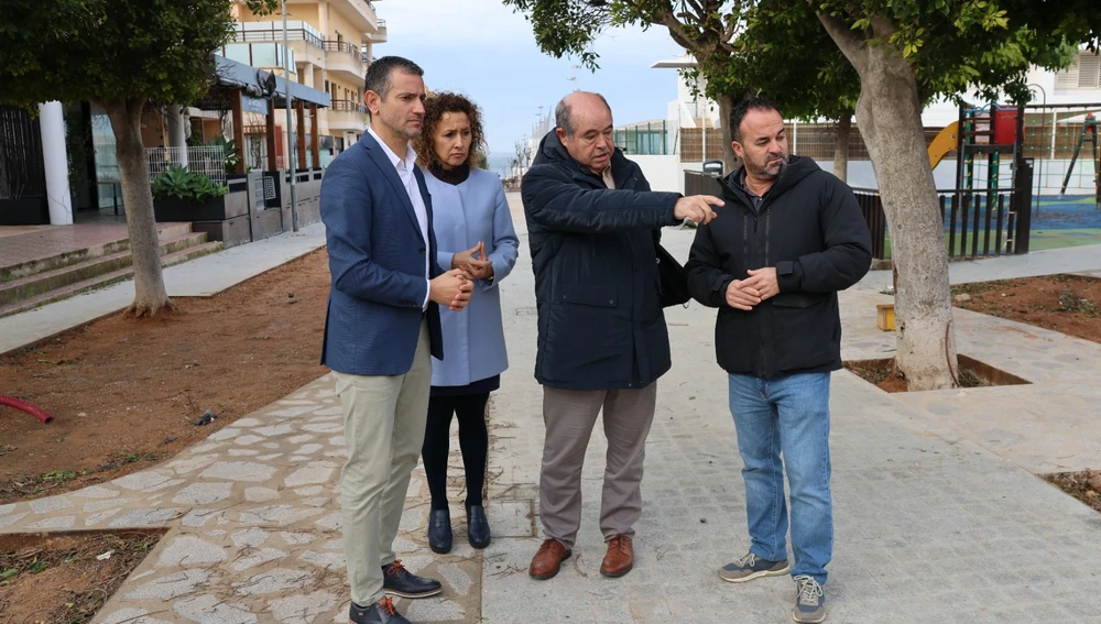 Marcos Serra junto a la concejala Neus Marí durante la visita de las obras Marcos Serra junto a la concejala Neus Marí durante la visita de las obras