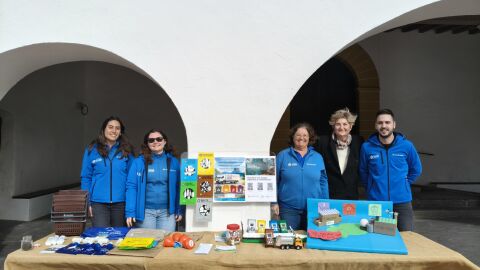 Felicia Boc&uacute;, segunda por la derecha, junto al equipo de educadores ambientales de Sant Josep