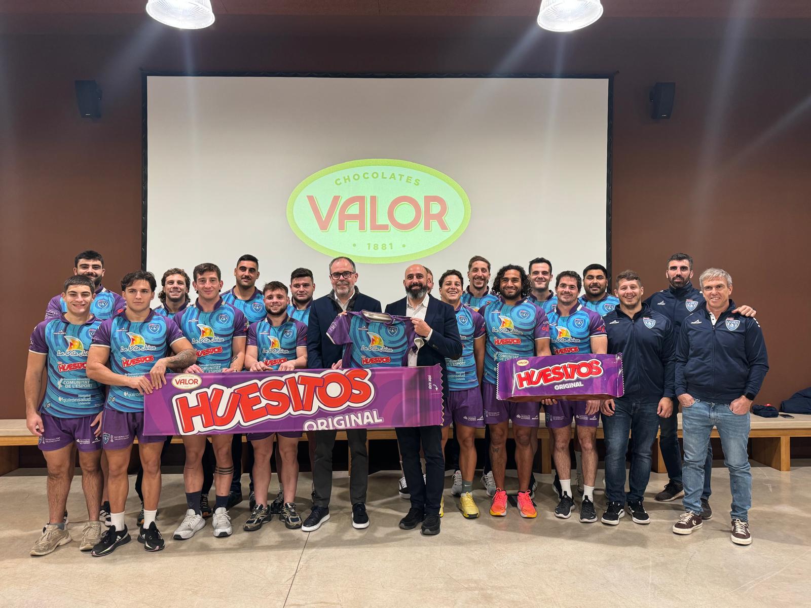 La marca HUESITOS continúa por tercera temporada como patrocinador principal y naming rights del equipo vilero, uno de los veteranos del rugby español, que lucha por los primeros puestos de la División de Honor Masculina La marca HUESITOS continúa por tercera temporada como patrocinador principal y naming rights del equipo vilero, uno de los veteranos del rugby español, que lucha por los primeros puestos de la División de Honor Masculina
