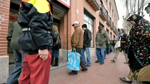 Varias personas hacen cola ante una oficina del Servicio Regional de Empleo en Alcalá de Henares (Madrid). Varias personas hacen cola ante una oficina del Servicio Regional de Empleo en Alcalá de Henares (Madrid). EFE/Fernando Villar