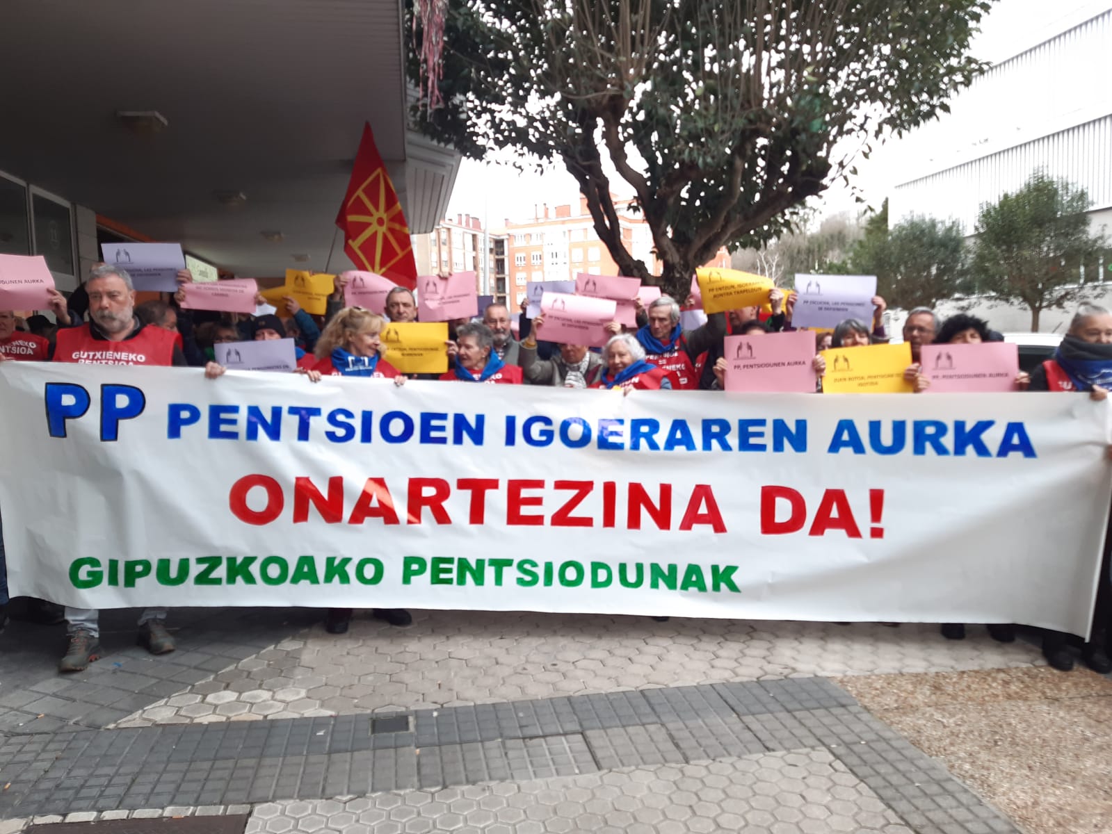 Pensionistas vascos se movilizan ante las sedes del PP por su "inaceptable" voto en contra de "revalorizar pensiones" Pensionistas vascos se movilizan ante las sedes del PP por su "inaceptable" voto en contra de "revalorizar pensiones"