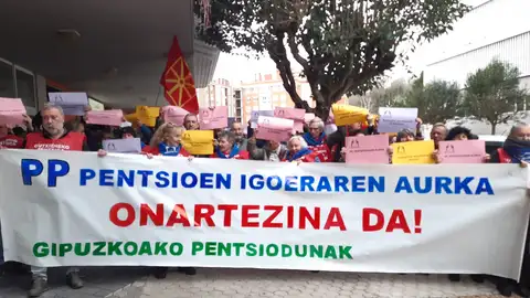 Pensionistas vascos se movilizan ante las sedes del PP Pensionistas vascos se movilizan ante las sedes del PP