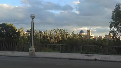 Vista de Elche con la basílica de Santa María al fondo. Vista de Elche con la basílica de Santa María al fondo.