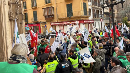 La Polic&iacute;a Local de Palma manifest&aacute;ndose ante el Ayuntamiento