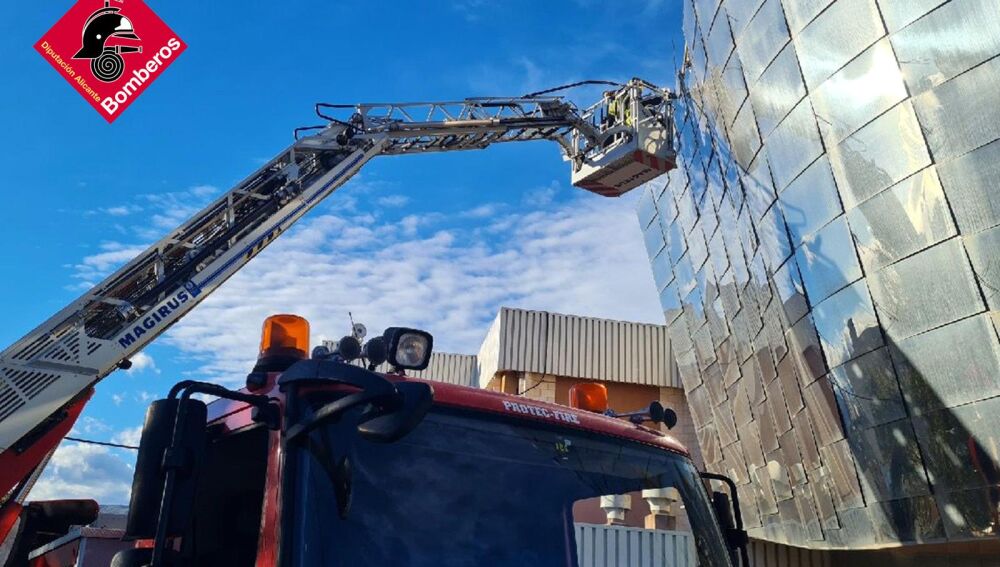 Bomberos del Consorcio sanean una fachada