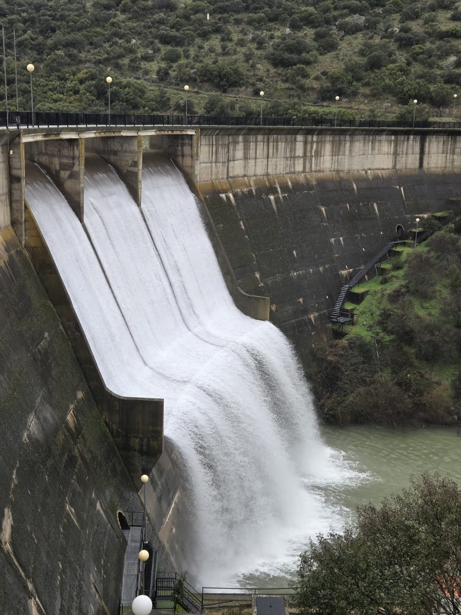 El embalse de Fresneda, que abastece a Valdepeñas, desembalsando agua por las últimas lluvias El embalse de Fresneda, que abastece a Valdepeñas, desembalsando agua por las últimas lluvias