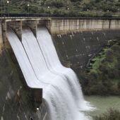 Embalse de Fresneda desembalsando agua