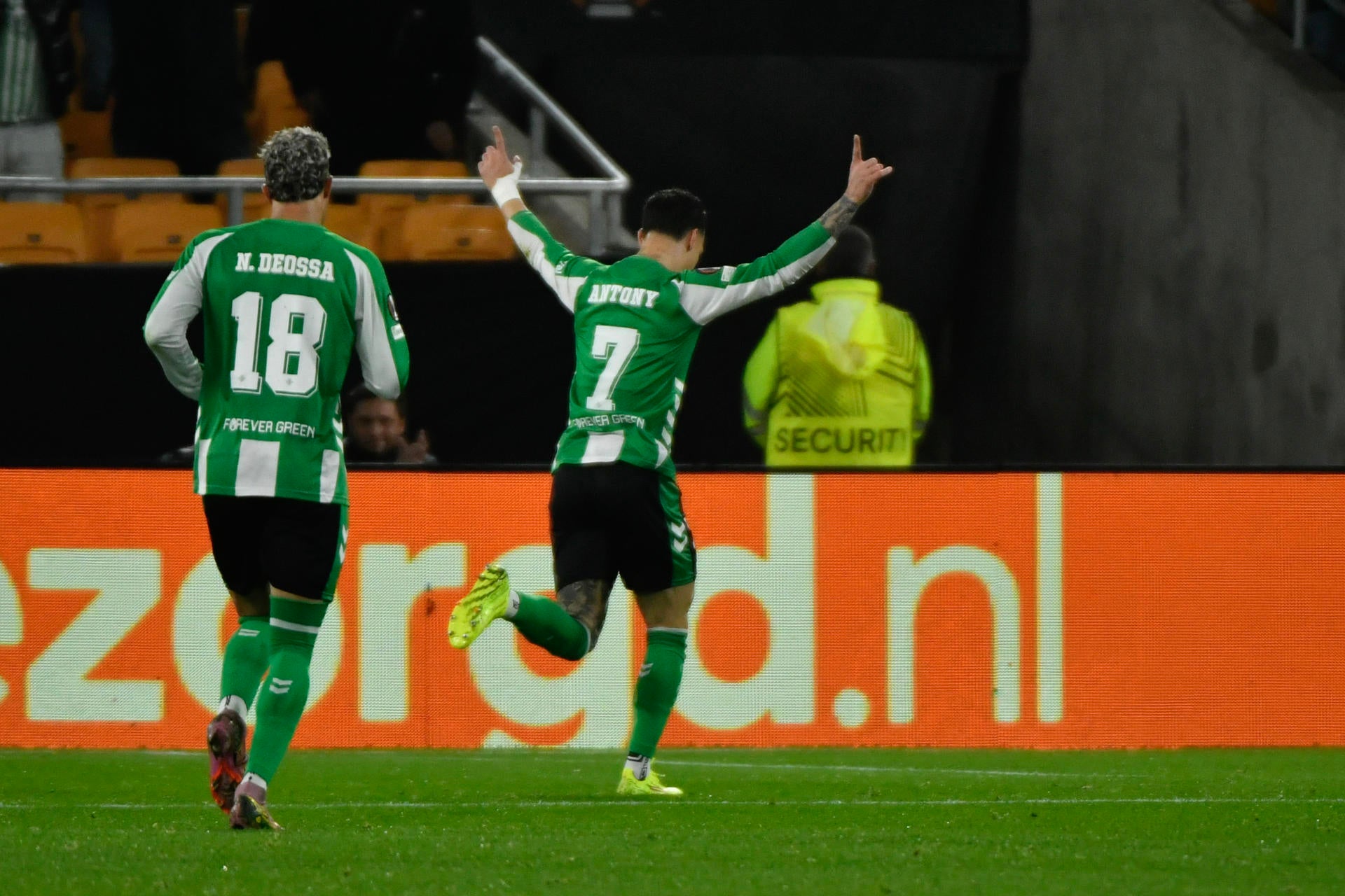 El Betis sufre pero vuela directo a los octavos de final El Betis sufre pero vuela directo a los octavos de final