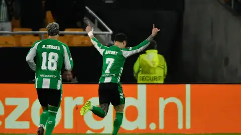 El delantero del Betis Antony dos Santos (d) celebra su gol, primero del equipo andaluz, durante el partido de la octava jornada de la UEFA Liga Europa que Real Betis y Feyenoord disputan hoy jueves en el estadio de La Cartuja, en Sevilla. El delantero del Betis Antony dos Santos (d) celebra su gol, primero del equipo andaluz, durante el partido de la octava jornada de la UEFA Liga Europa que Real Betis y Feyenoord disputan hoy jueves en el estadio de La Cartuja, en Sevilla.