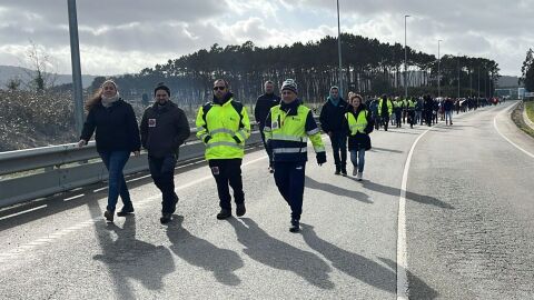 Ganaderos y agricultores cortan los accesos a la A8 en Barres.