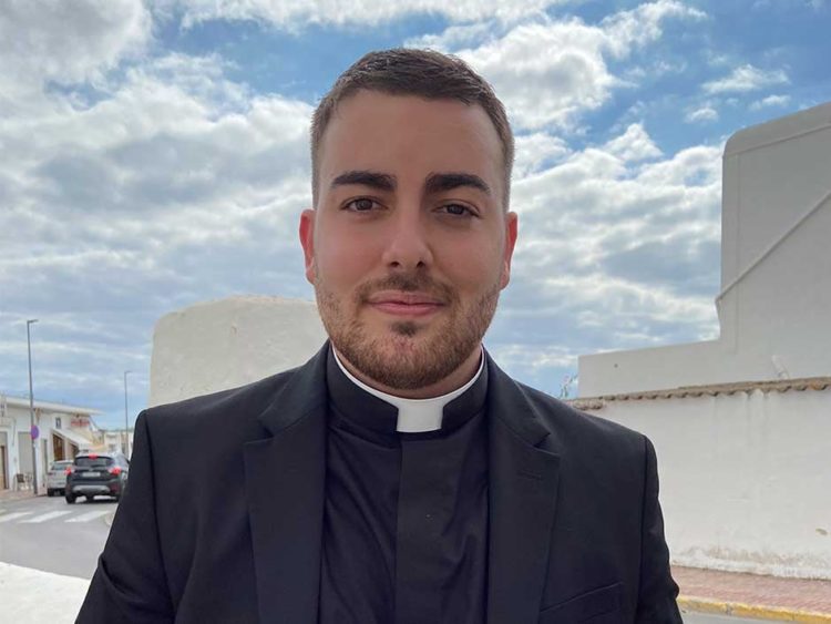 Fernando Bayón: “La parroquia de Jesús no es solo la casa del cura del pueblo sino la de todos sus vecinos” Fernando Bayón: “La parroquia de Jesús no es solo la casa del cura del pueblo sino la de todos sus vecinos”